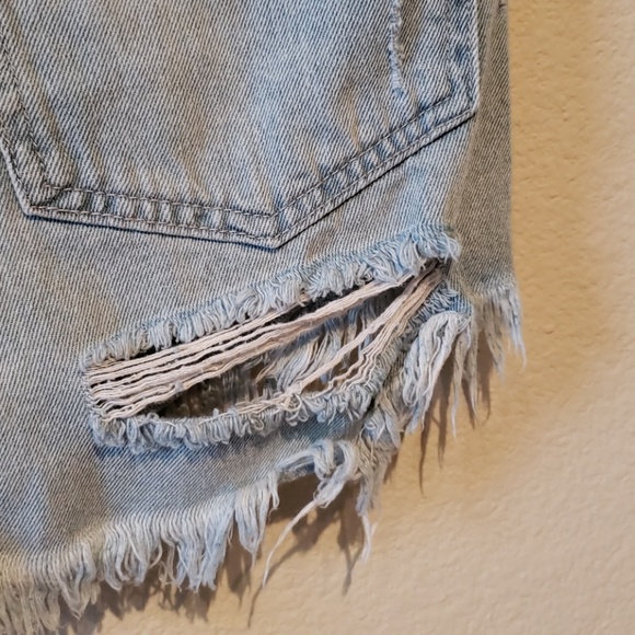 🎯SOLD🎯 High waisted ripped fringe jean shorts - Picture 4 of 6